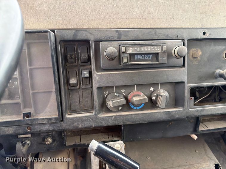 image for item ER1911 1993 International 4700 Crew Cab utility / service truck