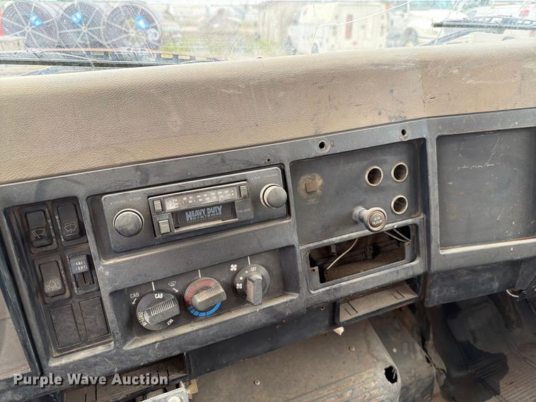 image for item ER1911 1993 International 4700 Crew Cab utility / service truck