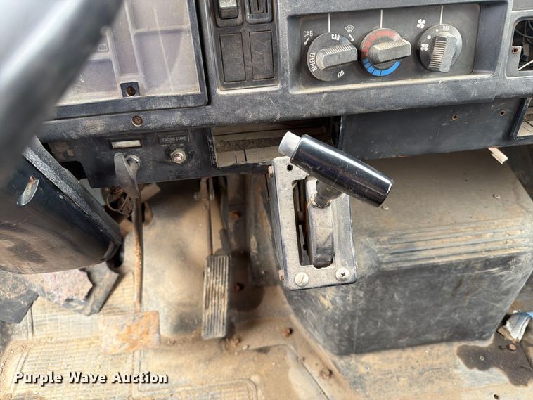 image for item ER1911 1993 International 4700 Crew Cab utility / service truck
