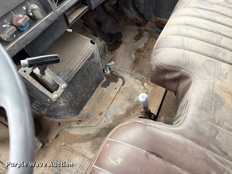 image for item ER1911 1993 International 4700 Crew Cab utility / service truck