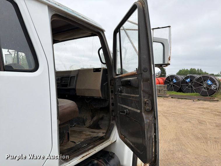 image for item ER1911 1993 International 4700 Crew Cab utility / service truck