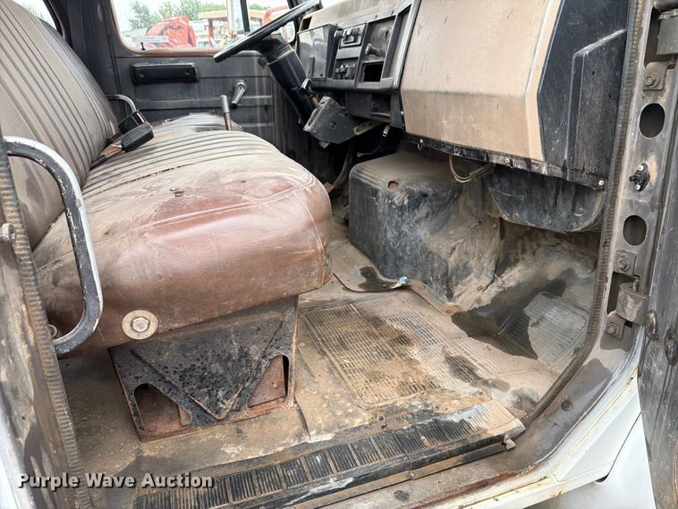 image for item ER1911 1993 International 4700 Crew Cab utility / service truck