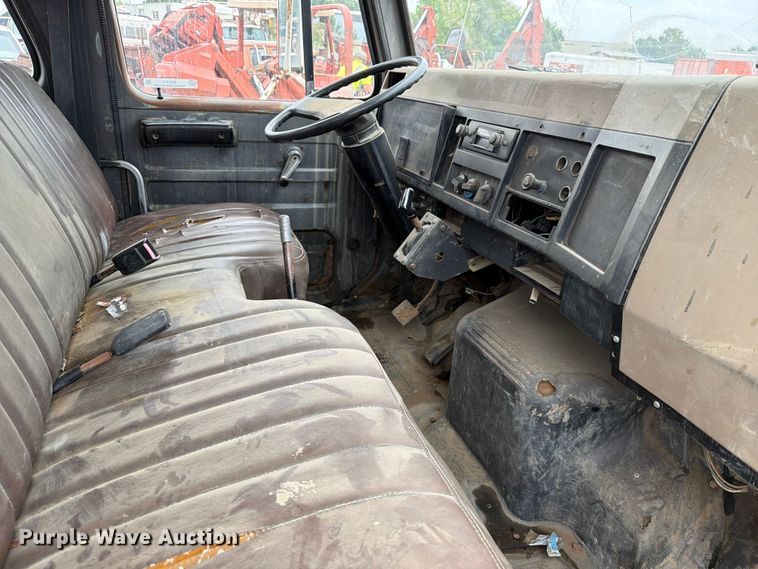image for item ER1911 1993 International 4700 Crew Cab utility / service truck