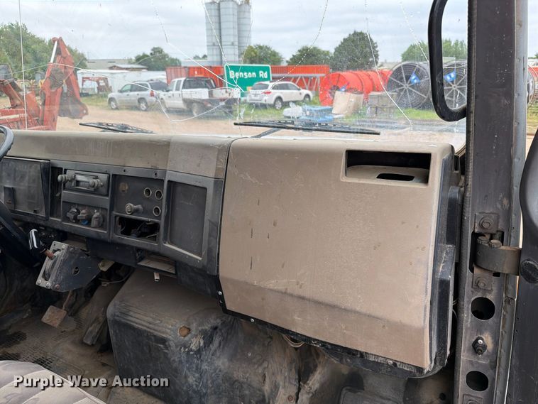 image for item ER1911 1993 International 4700 Crew Cab utility / service truck