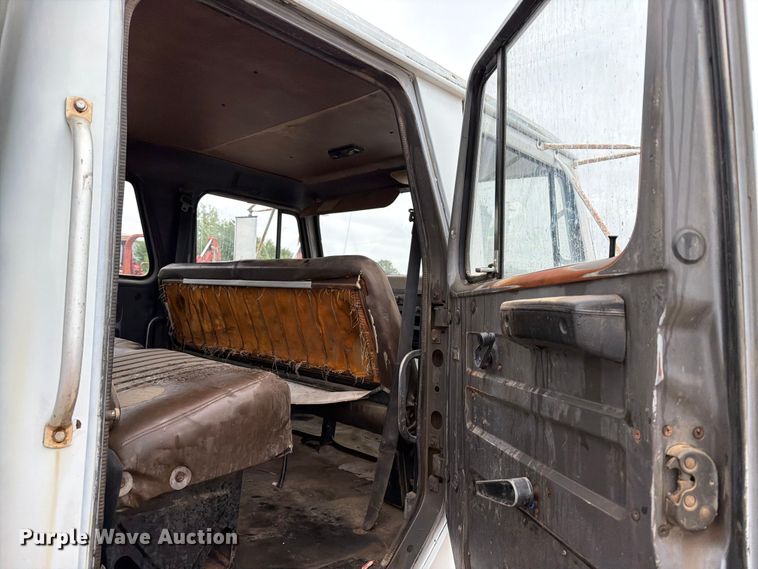 image for item ER1911 1993 International 4700 Crew Cab utility / service truck
