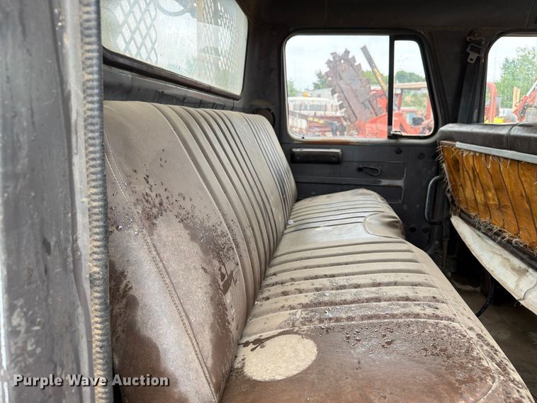 image for item ER1911 1993 International 4700 Crew Cab utility / service truck