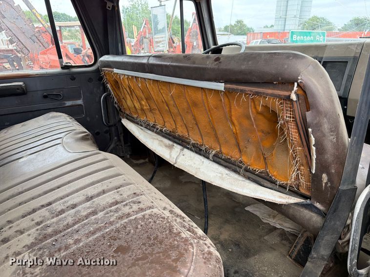 image for item ER1911 1993 International 4700 Crew Cab utility / service truck