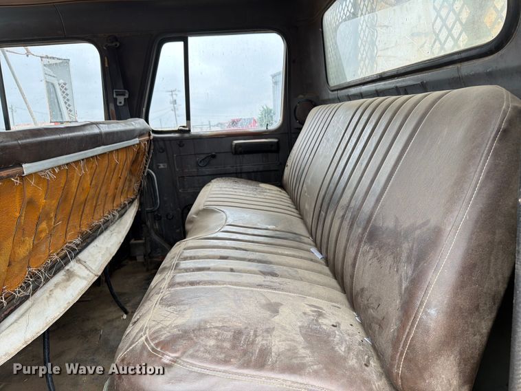 image for item ER1911 1993 International 4700 Crew Cab utility / service truck