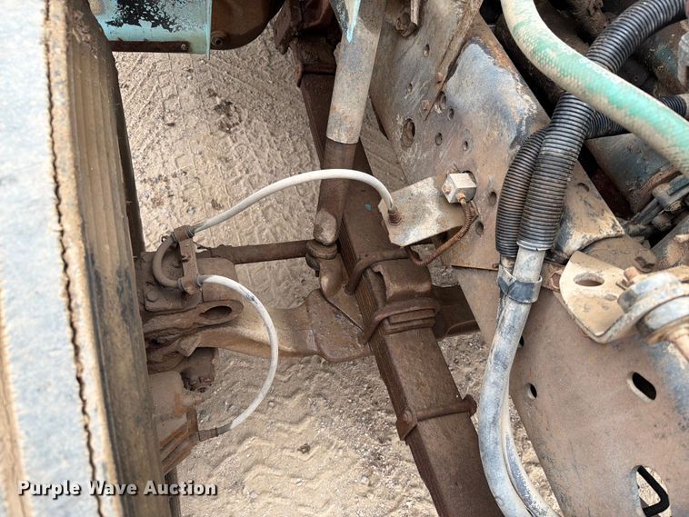 image for item ER1911 1993 International 4700 Crew Cab utility / service truck