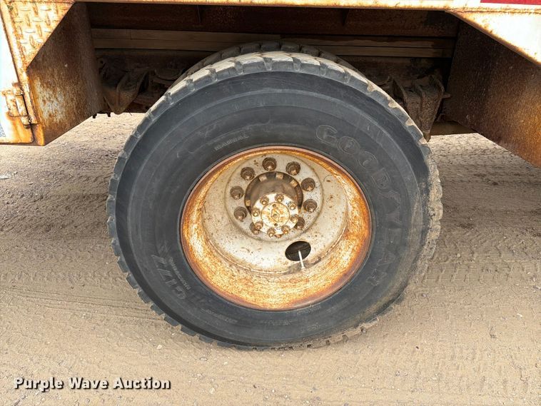 image for item ER1911 1993 International 4700 Crew Cab utility / service truck