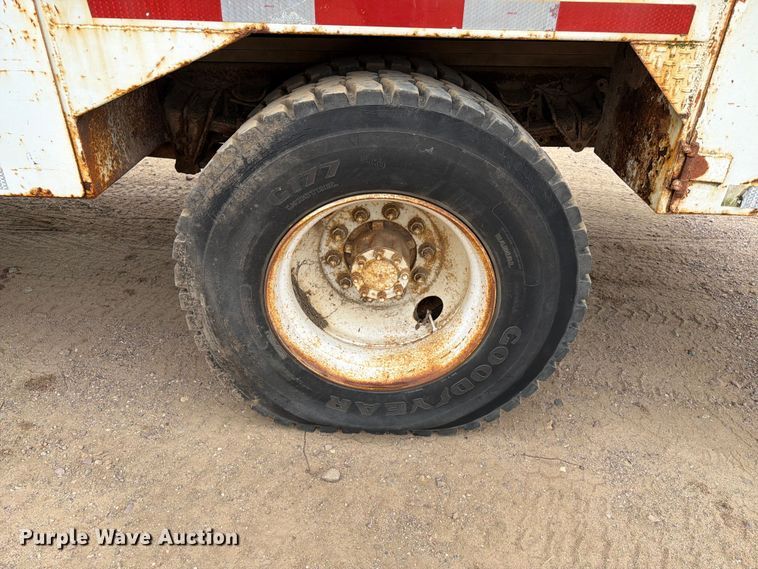 image for item ER1911 1993 International 4700 Crew Cab utility / service truck