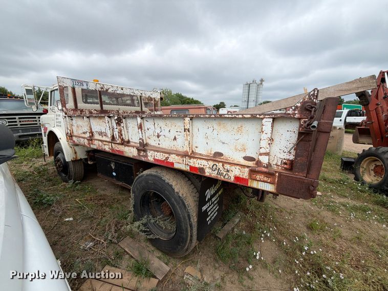 image for item ER1927 1986 Ford C800 dump truck