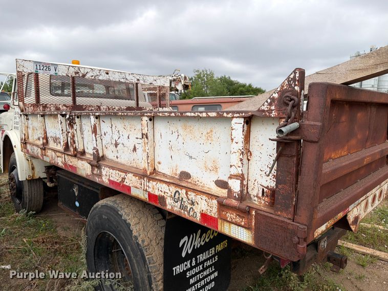 image for item ER1927 1986 Ford C800 dump truck