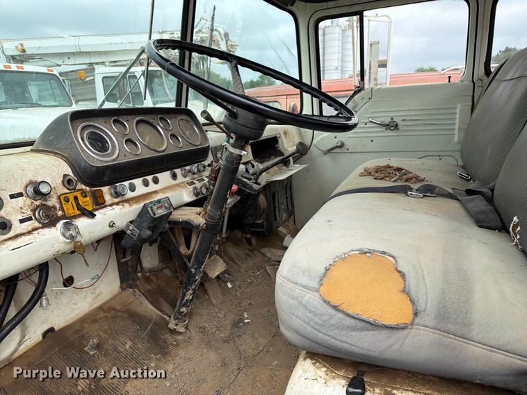 image for item ER1927 1986 Ford C800 dump truck