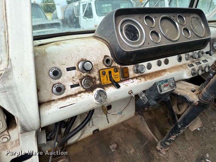 image for item ER1927 1986 Ford C800 dump truck