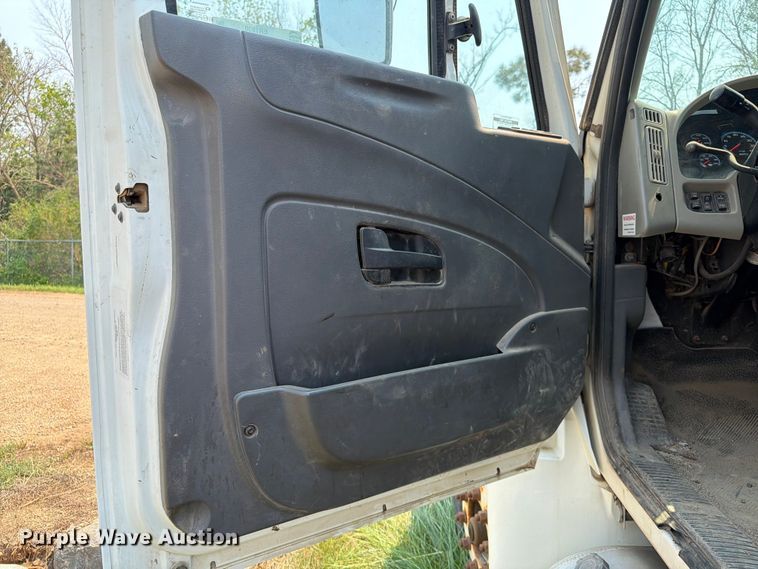 image for item ER1930 2012 International 4300 truck cab and chassis