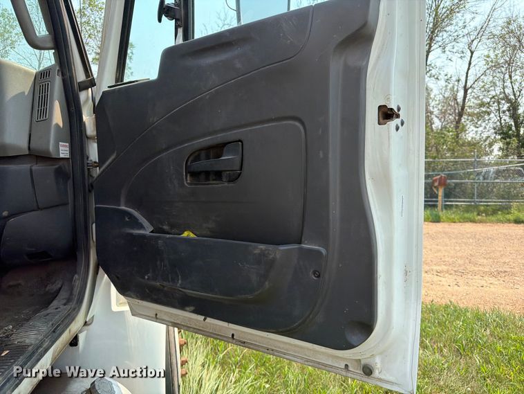 image for item ER1930 2012 International 4300 truck cab and chassis