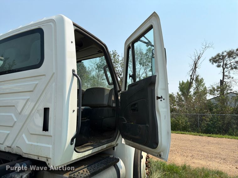 image for item ER1930 2012 International 4300 truck cab and chassis