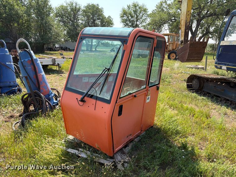 JLG G10-43A telehandler cab
