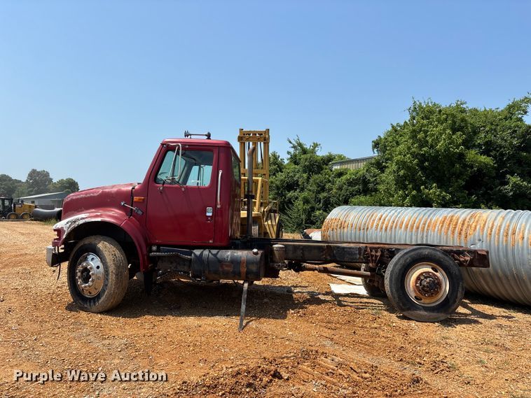 image for item ER3188 1995 International 4700 truck cab and chassis