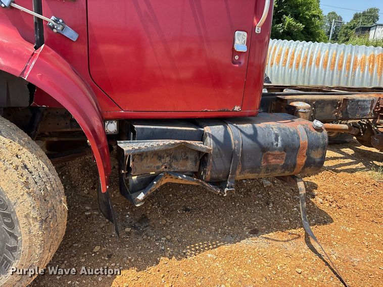 image for item ER3188 1995 International 4700 truck cab and chassis