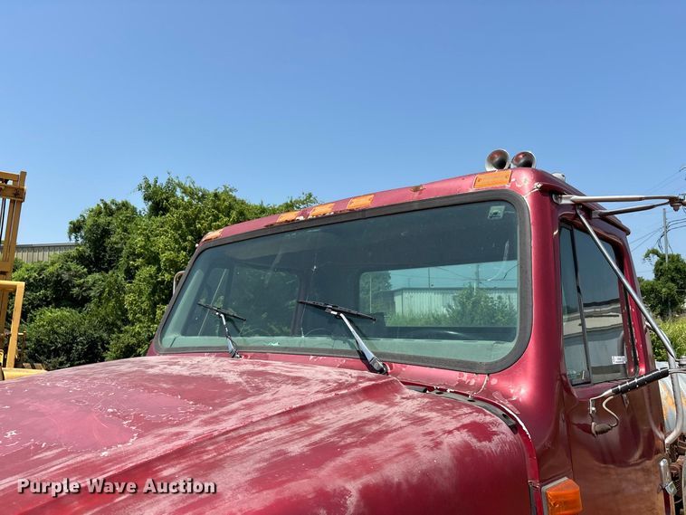 image for item ER3188 1995 International 4700 truck cab and chassis