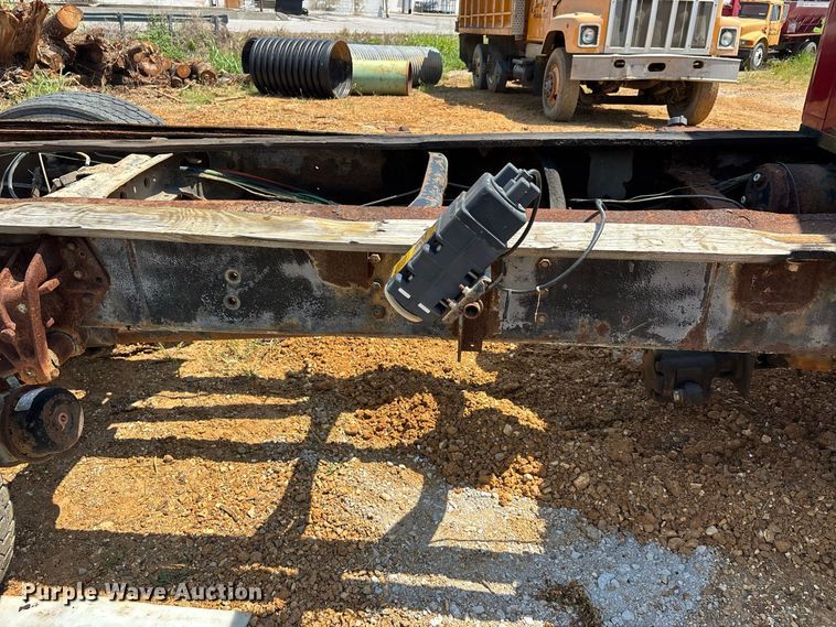 image for item ER3188 1995 International 4700 truck cab and chassis