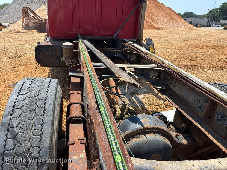 image for item ER3188 1995 International 4700 truck cab and chassis