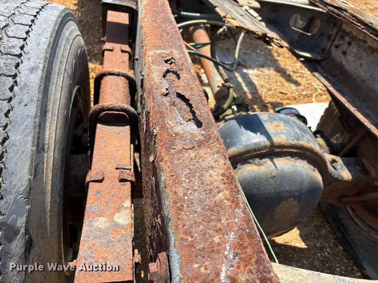 image for item ER3188 1995 International 4700 truck cab and chassis