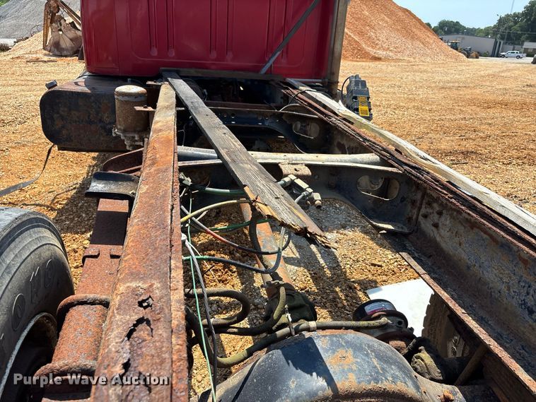 image for item ER3188 1995 International 4700 truck cab and chassis