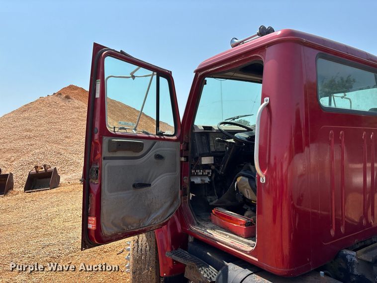 image for item ER3188 1995 International 4700 truck cab and chassis