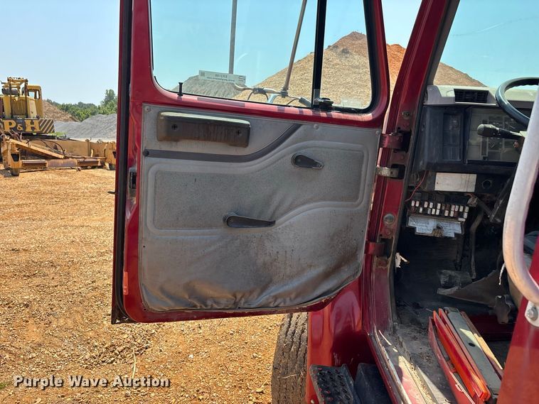 image for item ER3188 1995 International 4700 truck cab and chassis