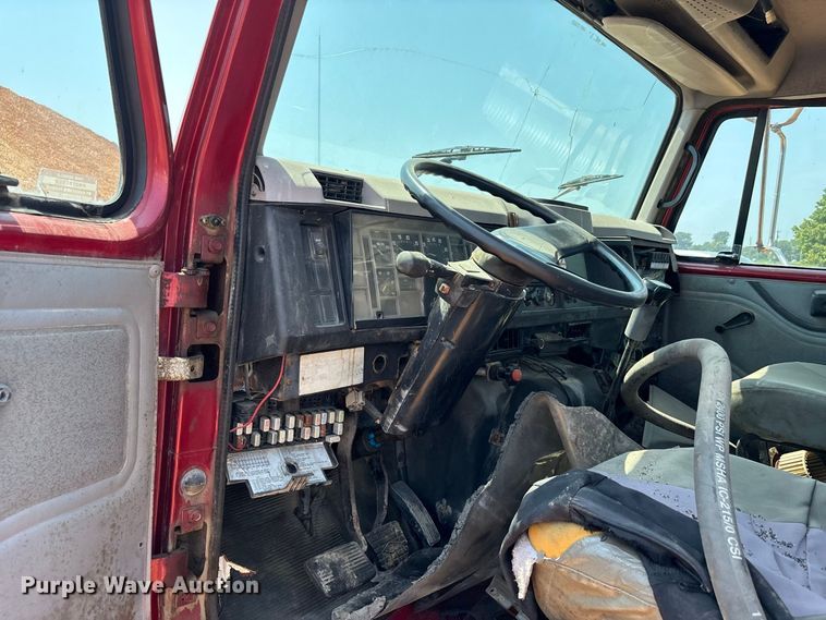 image for item ER3188 1995 International 4700 truck cab and chassis