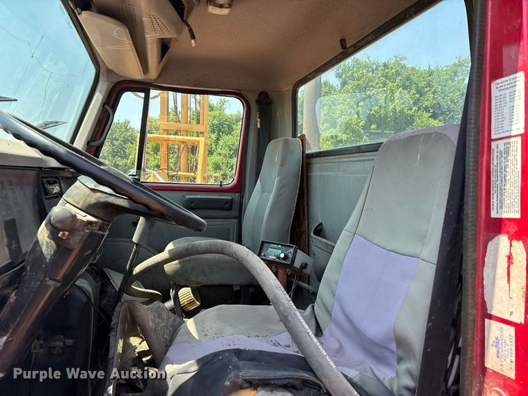 image for item ER3188 1995 International 4700 truck cab and chassis