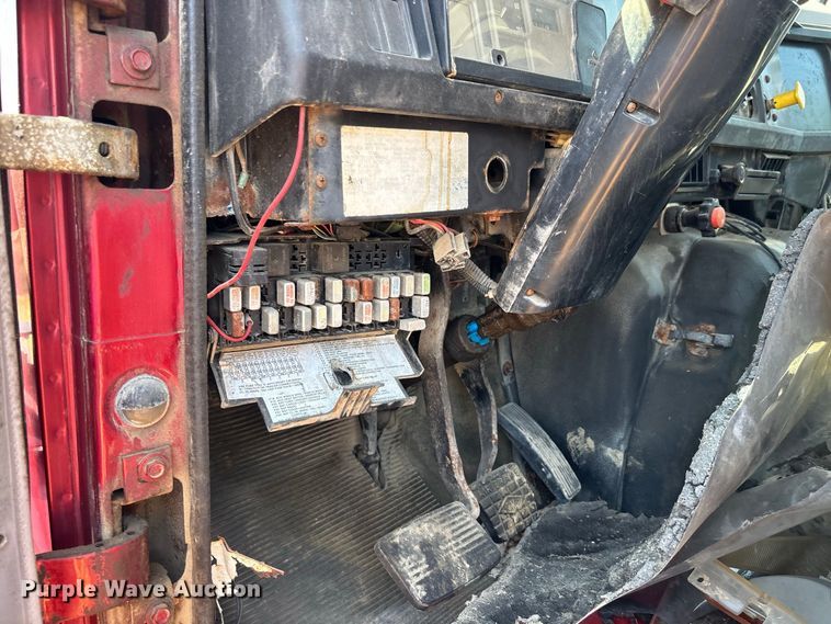 image for item ER3188 1995 International 4700 truck cab and chassis