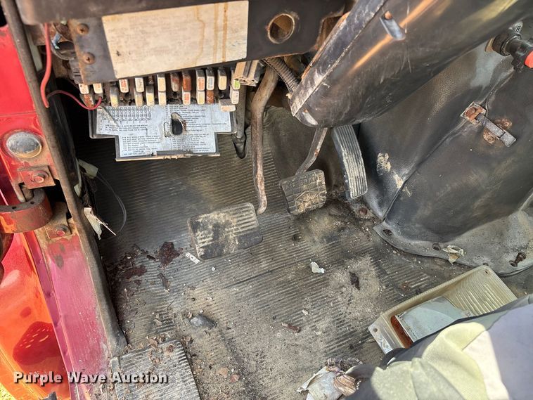 image for item ER3188 1995 International 4700 truck cab and chassis