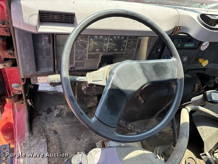 image for item ER3188 1995 International 4700 truck cab and chassis