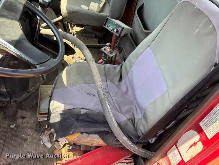 image for item ER3188 1995 International 4700 truck cab and chassis