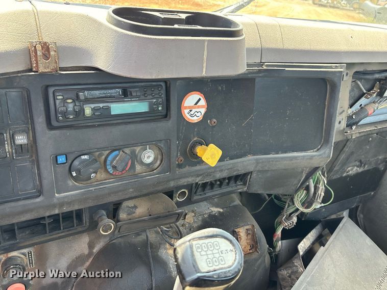 image for item ER3188 1995 International 4700 truck cab and chassis