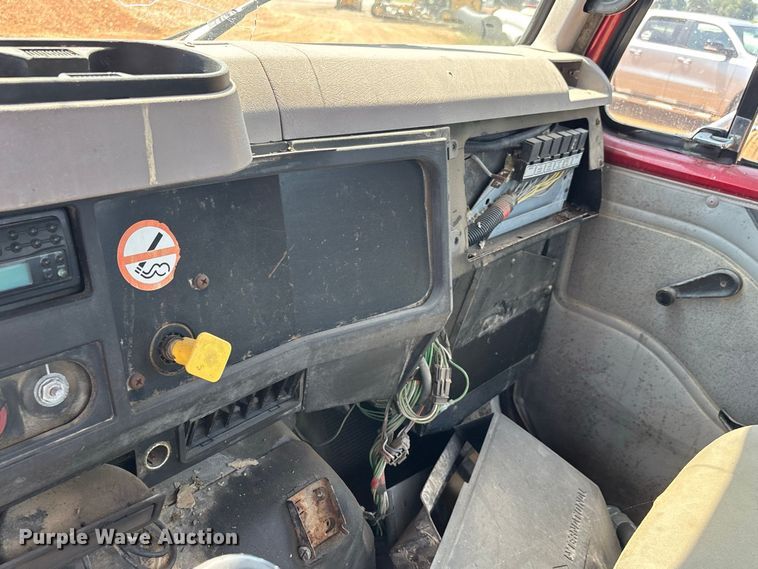 image for item ER3188 1995 International 4700 truck cab and chassis