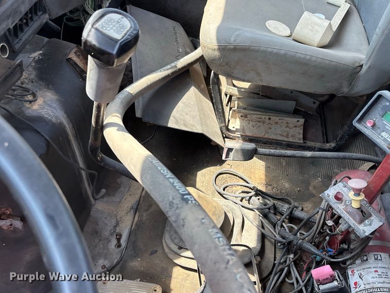 image for item ER3188 1995 International 4700 truck cab and chassis