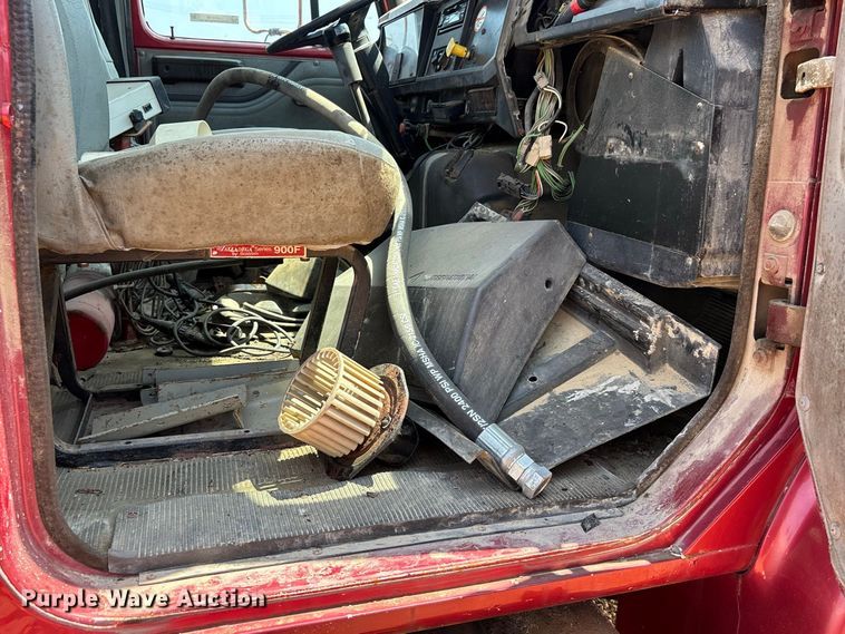 image for item ER3188 1995 International 4700 truck cab and chassis