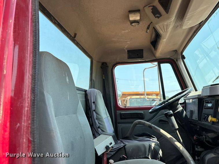 image for item ER3188 1995 International 4700 truck cab and chassis