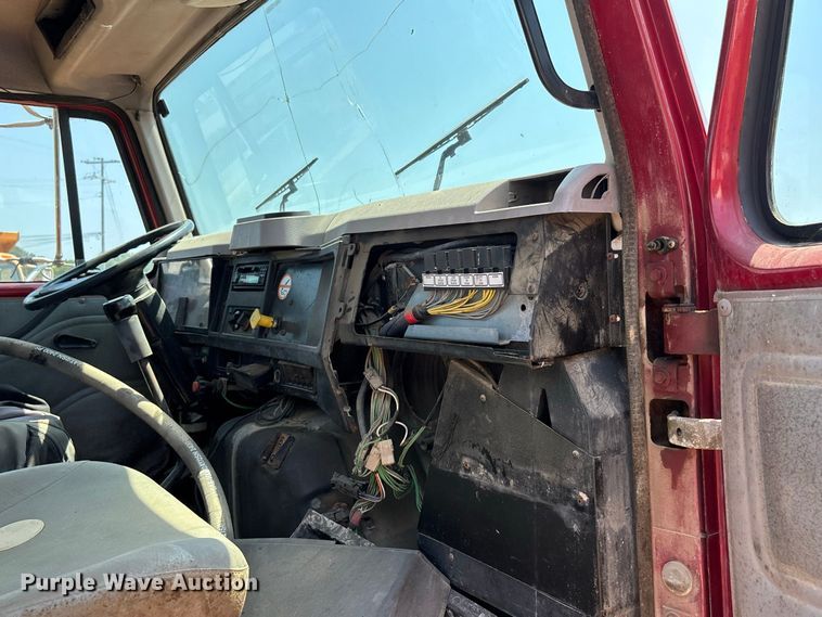 image for item ER3188 1995 International 4700 truck cab and chassis