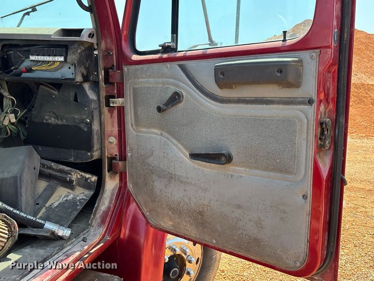 image for item ER3188 1995 International 4700 truck cab and chassis