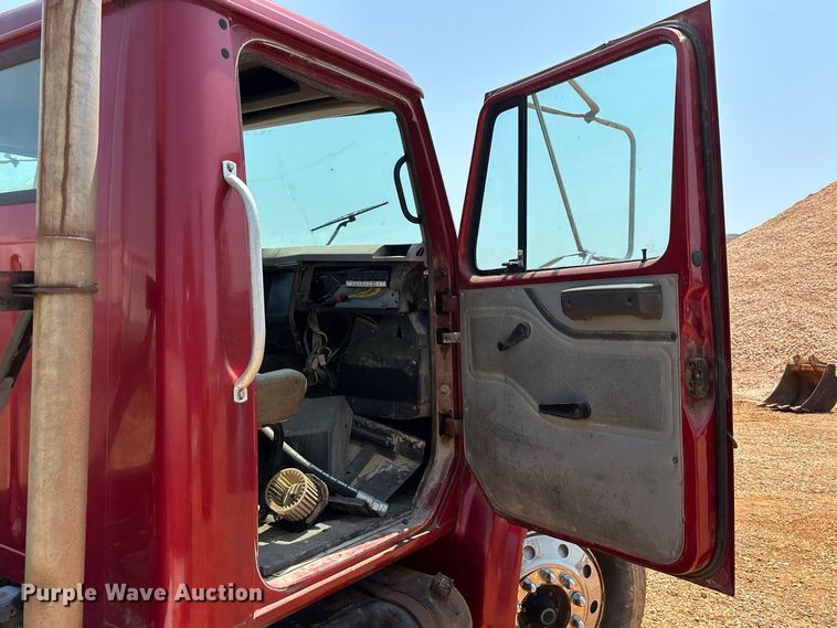image for item ER3188 1995 International 4700 truck cab and chassis