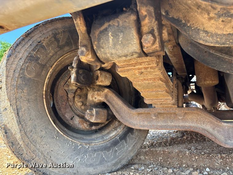 image for item ER3188 1995 International 4700 truck cab and chassis