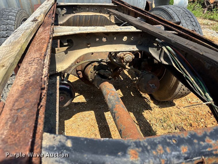 image for item ER3188 1995 International 4700 truck cab and chassis