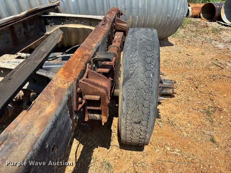 image for item ER3188 1995 International 4700 truck cab and chassis