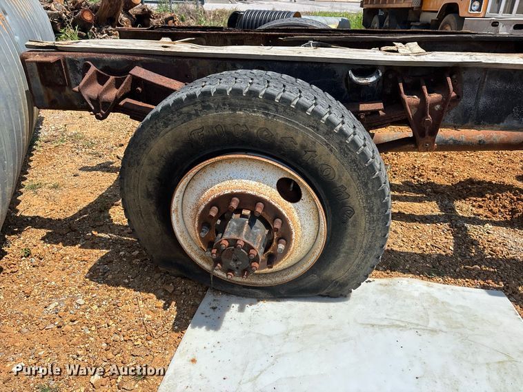 image for item ER3188 1995 International 4700 truck cab and chassis